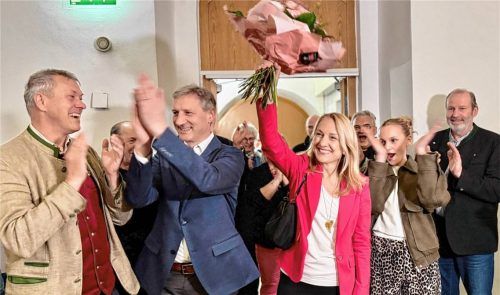 Claudia Hungerhuber (Mitte mit Blumenstrauß) und ihre Unterstützer freuten sich über den deutlichen Sieg in der Stichwahl. Foto Jörg Eschenfelder
