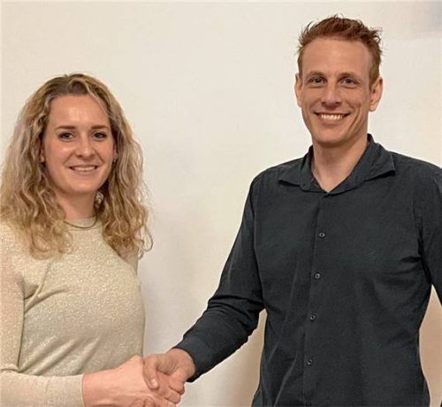 Cora Laudenbach ist die neue Vereinsvorsitzende. Der bisherige Vereinschef Martin Hohenadl gratuliert seiner Nachfolgerin. Foto meindl