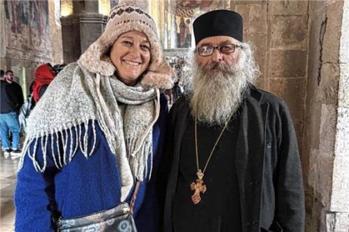 Cornelia von Kerssenbrock beim Besuch der Swetizchoweli-Kathedrale im Gespräch mit einem Priester. Foto Weiss