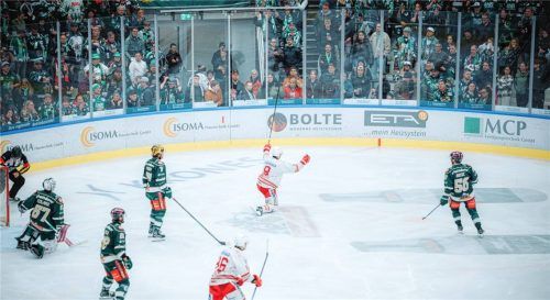 Da war alles vorbei: Regensburgs Bryce Kindopp jubelt über seinen Treffer, die Starbulls sind konsterniert.Foto Leonardo Bauer