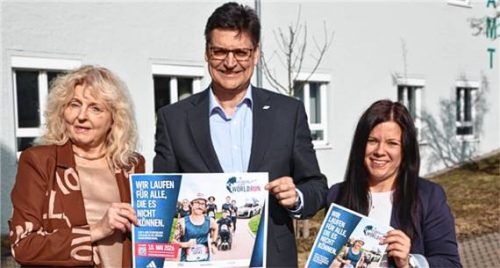 Dabei sein für den guten Zweck: (von links) Gerti Nützl, Gleichstellungsstelle Landratsamt Mühldorf, Landrat Max Heimerl und Verena Föhlinger, Gleichstellungsstelle Landratsamt Mühldorf. Foto  Landratsamt