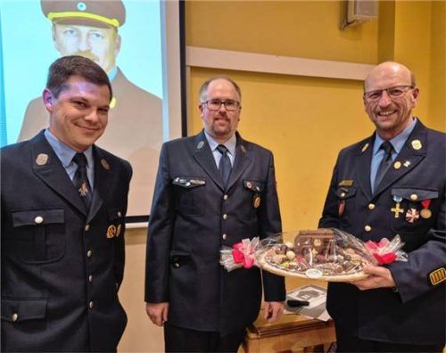 Dank für zwölf Jahre guter Zusammenarbeit: (von links) Zweiter Kommandant Simon Kitzeder, Kommandant Benjamin Schechtl und Kreisbrandrat Harald Lechertshuber.Foto Fischer