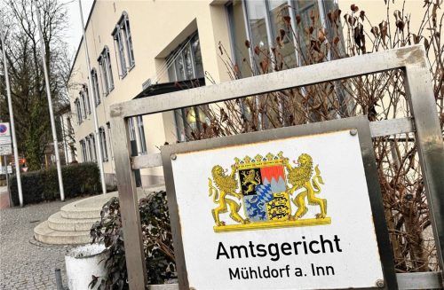 Das Amtsgericht in Mühldorf. Hier wurde der Vorwurf des Verwendens von Kennzeichen verfassungswidriger Organisationen eines Notarztes verhandelt. Foto  Klemm