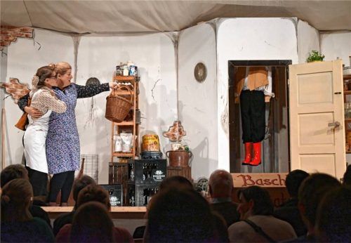 Das Bild zeigt die Darstellerinnen Maria Moser (links) als Pfarrersköchin „Mucki“ und Irmi Fink (rechts) als Mesnerin „Mausi“ im aktuellen Stück „Mucks Mäuserl Mord“.Foto Deindl