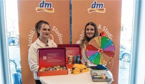 Das dm-Team: Carolin Hanak (links) und Verena Weber.