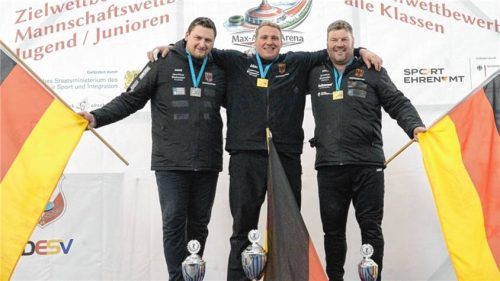 Das EM-Stockerl der Herren mit Michael Späth, Europameister Markus Schätzl und Peter Rottmoser (von links).Foto Albert Kamhuber
