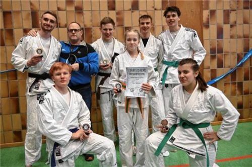 Das erfolgreiche Team des Ju-Jutsu Rosenheim bei der bayerischen Meisterschaft in Bergen.Foto Christian Meyer