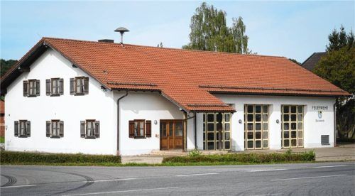 Das Feuerwehrhaus wird nicht nur saniert, sondern durch eine angebaute Halle auch deutlich größer. Foto Günster