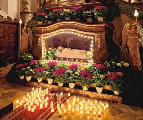 Das Heilige Grab in der Pfarrkirche Obertaufkirchen soll an die Beisetzung Jesus erinnern. Foto  Sutherland