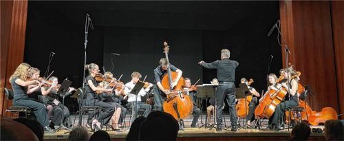 Das Kammerorchester unter Stephan Robens (stehend, rechts) und mit Solist Raphael Bauer (stehend, links) überzeugte mit einem anspruchsvollen Programm.Fotos Grun