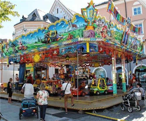 Das Kinderkarussell „Bayern-Rallye“ steht bereits.Foto re