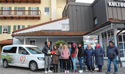 Das kleinere Fahrzeug des Herzenswunsch Hospizmobils wurde von Florian Halter (links) vorgestellt und die Spende der Grassauer Heinzelmädchen hier mit Vertreterin Anita Moka (Zweite von links) und einem Teil ihres Teams in Empfang genommen. Foto Eder