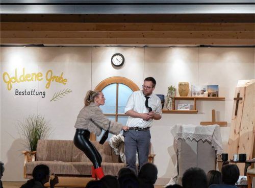 Das „leichte Mädchen“ Patricia (Johanna Gartner) nimmt mit dem Bestatter Herbert Schmid (Andreas Obermeier) ersten Kontakt auf. Foto Wastl