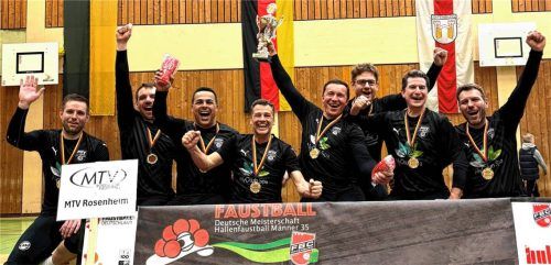 Das M35-Team um Patrick Schiep, Benedikt Sanwald, Abdilaziz Lamharraf, Marcel Hebling, Steve Schmutzler, Thomas Vorreiter, Christian Weiß und Günter Ortmeier (von links) zeigte sich in Offenburg von seiner besten Seite.Foto re