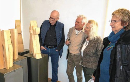 Das mehrteilige Werk von Octavia Hanel mit dem Titel „Wegbegleiter 1987-1995“ zog diese Vernissagegäste in ihren Bann. Foto Baumann