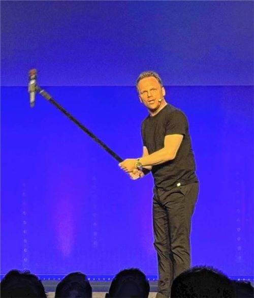 Das Mikrofon mit dem langen Stab nutzte Ralf Schmitz bei seiner Tour durchs Publikum – „manche haben ziemlichen Mundgeruch“, merkte er mit einem Augenzwinkern an.