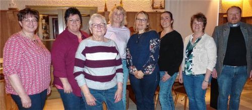 Das neue Vorstandsteam: (von links) Maria Zellner, Monika Schönstetter, Elfriede Forster, Nadja Wurstbauer, Anita Sax, Monika Meyer und Christa Lang mit Pfarrer Markus Hochheimer. Foto Privat