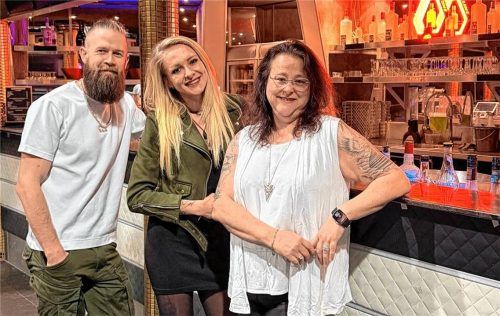 Das Organisationsteam von Eclipse X Techno: (von rechts) Clubbetreiberin Melanie Rohrig, Eclipse-Botschafterin Lea Mutzbauer und Resident DJ „Viking“ Michael Mayer. Foto Mutzbauer