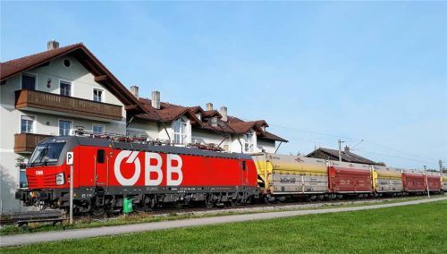 Das Problem mit den Güterzügen und den Rohrdorfer Bahnübergängen beschäftigt auch den Werksleiter des Zementwerkes. Fotos  Re/Thorsten Jochim