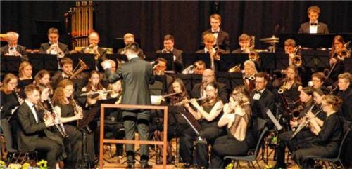 Das Projektorchester mit 70 Musikern aus ganz Südostbayern gibt am 28. März um 19 Uhr sein zweites Konzert im Kurhaus.Foto  re