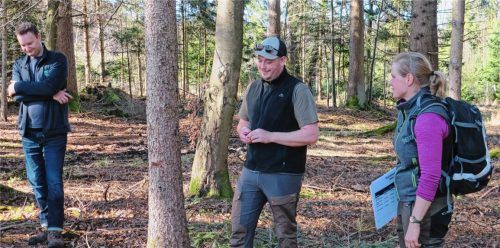 Das Referenten-Trio beim Fachkurs „Waldbau kompakt“ in Kleinhöherain: (von rechts) Försterin Magdalena Bergmann (AELF), Förster Lukas Eichstädt (WBV Holzkirchen) und Waldbesitzer Franz Thielmann. Foto Baumann