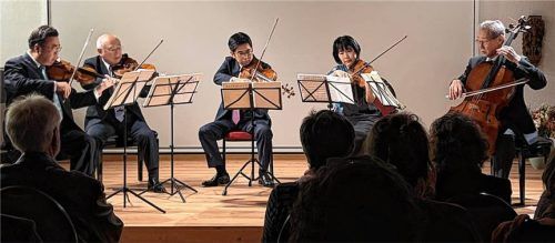 Das Sawa-Quartett – (von links) Kazuki Sawa (Violine), Hiroaki Oseki (Violine), Toshihiko Ichitsubo (Viola) und Toshiaki Hayashi (Violoncello) – war zu Gast in der Villa Sawallisch, und brachte für ein Streichquintett Gast-Bratschistin Natsuko Ichitsubo mit. Foto Kirchner