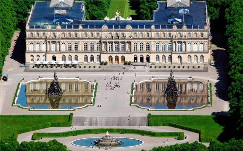 Das Schloss Herrenchiemsee mit dem Latona-Brunnen auf der Herreninsel im Chiemsee. Foto Berger