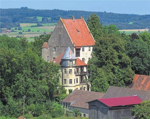 Das Schloss Mattsies im Landkreis Unterallgäu fand jüngst einen Käufer. Die Anlage soll wahrscheinlich öffentlichen Zwecken zugutekommen. Foto Imago/MiS
