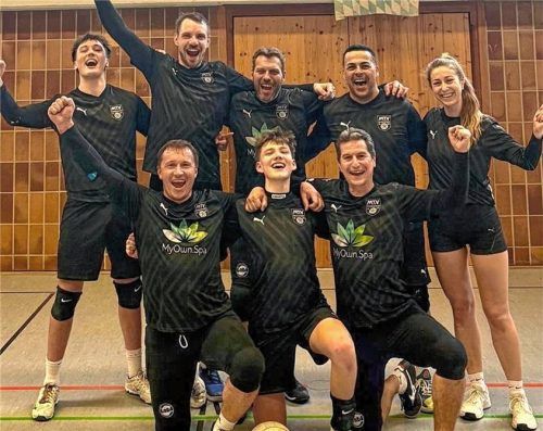 Das siegreiche Rosenheimer Team: (hinten von links) Benjamin Bittl, Benedikt Sanwald, Günter Ortmeier, Abdilaziz Lamharraf, Franziska Weiß; vorne von links: Steve Schmutzler, Maxi Ortmeier, Christian Weiß.