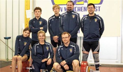 Das Team des TuS Raubling: hinten von links Isaak Molina Becker, Nils Basel, Sebastian Dandl, Christoph Ernst; vorne von links Sarah Molina Becker, Monika Schwarzenböck, Hermann Voit.Foto re