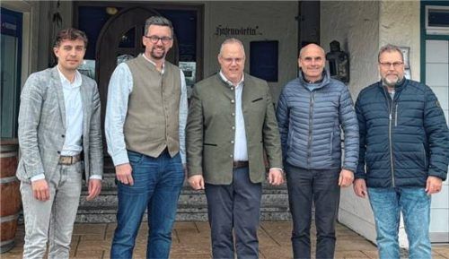 Das Team: (von links) Luca Fleissner (Restaurantleiter Hafenwirt) und Vincent Gschwendner (Inhaber des Restaurants Hafenwirt), Bürgermeister Martin Bartlweber, Bauamtsleiter Josef Heiß und Bauamtsmitarbeiter Manfred Forstner. Foto Gemeinde Seeon-Seebruck