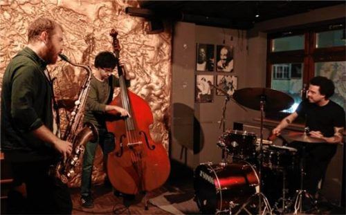 Das Trio „Acoustic Hammer“ brachte mit Standards und Eigenkompositionen wie dem „allmächtigen Sandwurm“ das „Le Pirate“ zum Vibrieren. Am Saxofon Edy May, Bass Ilon Gold, Drums Nathan Curruthers. Foto friedrich