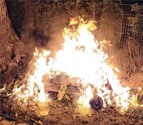 Dass es sich bei dem brennenden Gegenstand an der Filzenstraße in Kolbermoor um einen Altpapier-Container handelt, ist kaum noch erkennbar. Foto Feuerwehr Kolbermoor