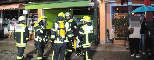 Den Brand in einem Reinigungsbetrieb hatten die angerückten Feuerwehren schnell im Griff, die Atemschutzgeräteträger konnten entspannen.