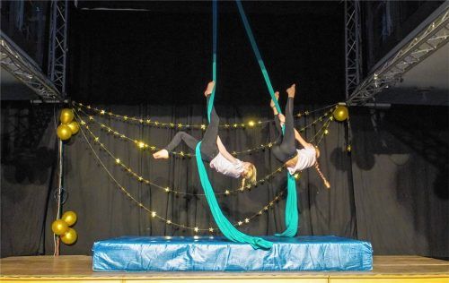Den ersten Platz beim Talente-Wettbewerb haben Tessa und Annie mit einer waghalsigen Show hoch über der Bühne erreicht. Mit Mut und akrobatischem Können begeisterten sie die Zuschauer.Foto Sönmez