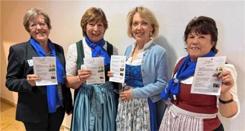 Den Flyer präsentieren (von links) Rita Krupp, Vorsitzende Resi Raß, Anneliese Schmelzer und Annemarie Landkammer, die Bezirksvorsitzende des Frauenbundes. Foto Kotter