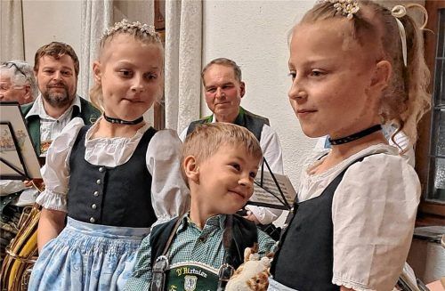 Den „LausbuamDirndln“ Kathi (links), Michael und Fanny (rechts) wurde Musik in die Wiege gelegt: Ihr Vater ist der Kapellmeister der Obinger Blaskapelle Frank Schöftenhuber. Fotos Künzner-Hingerl
