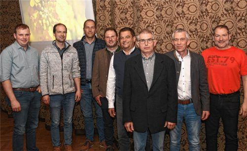 Den neuen Vorstand bilden: (von links) die Beisitzer Matthias Handwerker und Georg Hechfellner, der stellvertretende Vorsitzende Reinhard Wimmer, Vorsitzender Florian Reiter sowie die Beisitzer Ludwig Seidl, Hans-Jörg Steinberger, Georg Maier und Erwin Rost. Foto fund