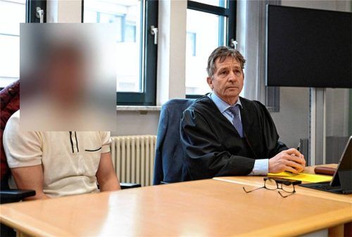 Der 18-Jährige, hier mit seinem Verteidiger Harald Baumgärtl, stand in Bamberg vor Gericht, da er inzwischen dort wohnt. Foto Güldner