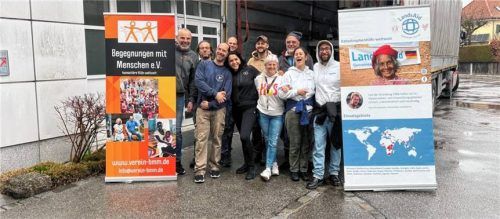 Der 40-Tonner mit Hilfsgütern wurde gemeinsam von Initiatoren und tatkräftigen ehrenamtlichen Helfern beladen und auf die Reise geschickt. Foto LandsAid e.V.