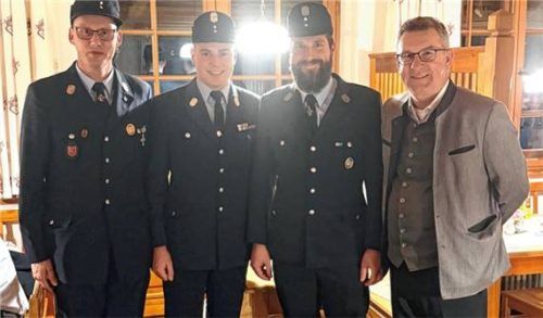 Der ausgeschiedene stellvertretende Kommandant Bernhard Irger, wiedergewählter Kommandant Peter Heiß, neuer stellvertretender Kommandant Raphael Kobisch und Bürgermeister Georg Huber (von links). Foto Hötzelsperger