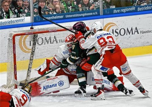 Der Ausgleich zum 4:4: Lukas Laub stochert die Scheibe 2,5 Sekunden vor der Sirene über die Linie.