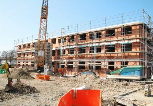 Der Bau der Flüchtlingsunterkunft an der Rosenheimer Straße in Kolbermoor ist in vollem Gange. Foto Riediger