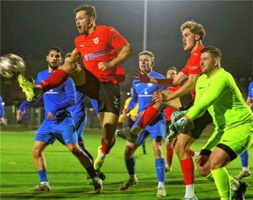 Der Beginn der Aufholjagd: Robin Ungerath schiebt eine Ecke zum 1:2 ein.Foto Butzhammer