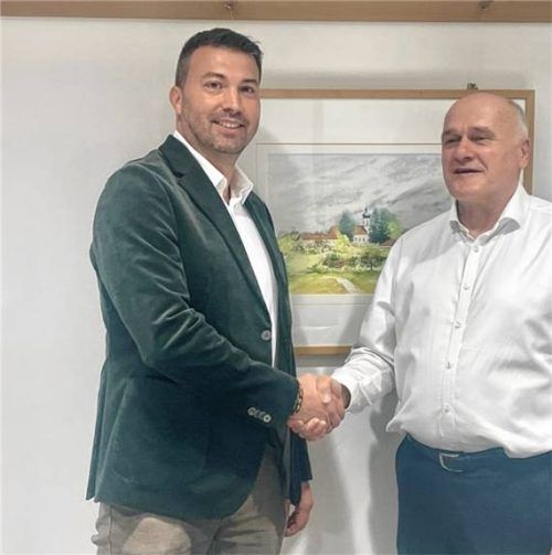 Der bisherige Bürgermeister Thomas Stark (rechts) gratulierte seinem Nachfolger Bernhard Schweida. Foto Richterstetter