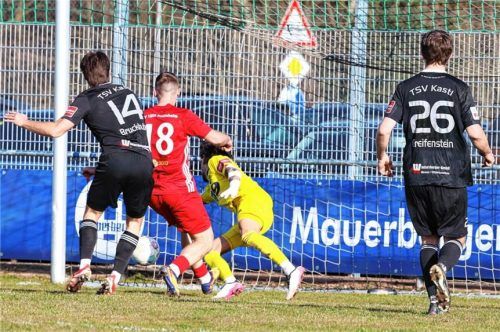 Der entscheidende Treffer: Rosenheims Leon Tutic befördert den Ball aus kurzer Distanz über die Linie.Foto Thomas Osterkamp
