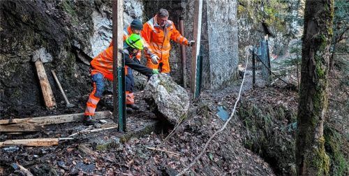 Der Felsbrocken wird von der Bauhofmannschaft in die Klamm entsorgt.Fotos  Hoffmann