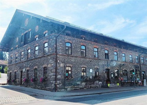 Der Gasthof „Zur Post“ im Herzen von Obing hat seit August neue Pächter. Doch nun sind Wirtshaus und Konzertsaal aktuell geschlossen, Veranstaltungen von der zuständigen Bauaufsichtsbehörde untersagt. Foto mb