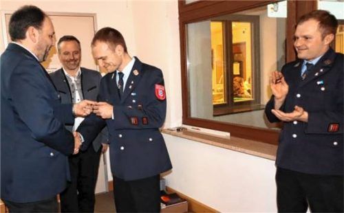 Der Gemeinderat bestätigte Josef Antretter (Mitte) als Ersten und Martin Maier (rechts) als Zweiten Kommandanten der Feuerwehr Au. Bürgermeister Max Singer (Zweiter von links) dankte Vorgänger Marinus Astner.Foto Strim