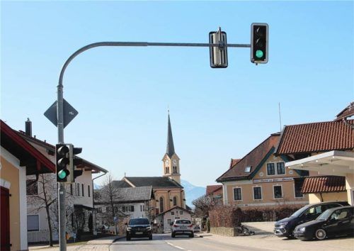 Der Gemeinderat Chieming hat die Annahme von Spenden aus dem Jahr 2025 beschlossen und den Bürgerantrag des Chieminger Bürgervereins für eine Bedarfsampel im Unterdorf als formal zulässig eingestuft. Das Bild zeigt eine Ampel in Chieming. Foto Zandl